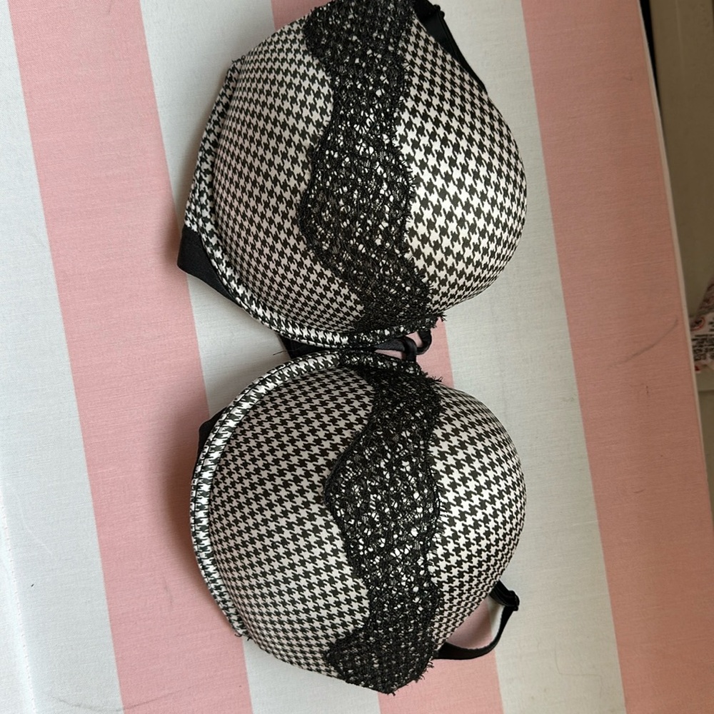Victoria’s Secret bombshell push up bra. Size:34d. Plunge